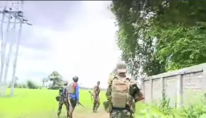 (ပုလဲမြို့ပေါ် စစ်ကောင်စီတပ်စွဲရာနေရာများအား PDFများတိုက်ခိုက်နေစဥ်။ ဓာတ်ပုံ - File Video)