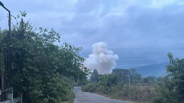 (စစ်​ကောင်စီတပ်က ကရင်နီ ပြည်တွင် ဗုံးကျဲစဥ် နှင့် KPDF တပ်ဖွဲ့ဝင်တစ်ဦး စစ်တပ်ဒရုန်းမှကြဲချ​သောဓါတုဗုံးဟုသံသယရှိ​သော လက်နက်​ကြောင့်ရရှိ​သော ဒဏ်ရာကိုပြသစဥ်။ဓါတ်ပုံ-FBR ၊KNDF ၊CJ )