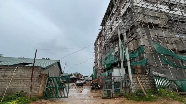 (လားရှိုးမြို့ရှိ ဆောက်လက်စအဆောက်အဦးတစ်ခုတွင် စစ်ဘေးရှောင်နေကြသော ဒေသခံအချို့အား တွေ့ရစဉ်။ ဓာတ်ပုံ - CJ)