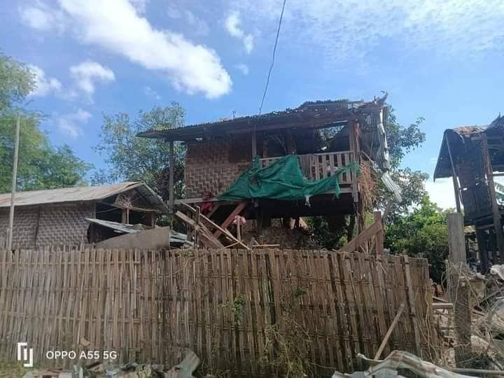(ဇူလိုင်လဆန်းက စစ်ကောင်စီလေကြောင်းတိုက်ခိုက်မှုကြောင့် စဉ့်ကူးနယ်ရှိ လက်ပန်လှအုပ်စု၊ ရုံးပင်ကုန်းရွာနေအိမ်အချို့ ပျက်စီးခဲ့စဥ်။ ဓာတ်ပုံ - CJ)
