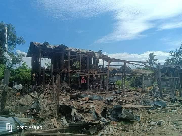 (ဇူလိုင်လဆန်းက စစ်ကောင်စီလေကြောင်းတိုက်ခိုက်မှုကြောင့် စဉ့်ကူးနယ်ရှိ လက်ပန်လှအုပ်စု၊ ရုံးပင်ကုန်းရွာနေအိမ်အချို့ ပျက်စီးခဲ့စဥ်။ ဓာတ်ပုံ - CJ)