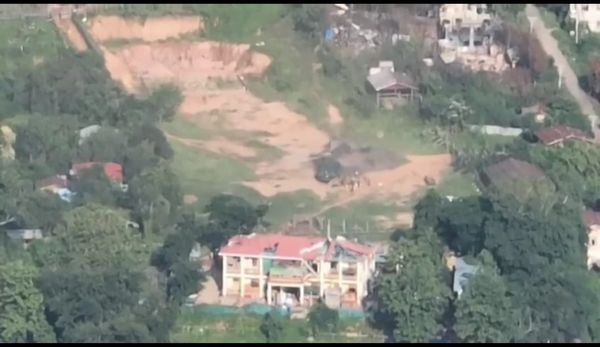 (စစ်ရဟတ်ယာဥ် လူတင်​နေစဥ် ဒရုန်းဖြင့် ဗုံးကြဲခံရစဥ် နှင့် ဗုံကြဲခံရပြီး​နောက်ရဟတ်ယာဥ် အမြန်​မောင်းထွက်စဥ်။ဓါတ်ပုံ- ကချင်စစ်​ရေးရင်းမြစ်)