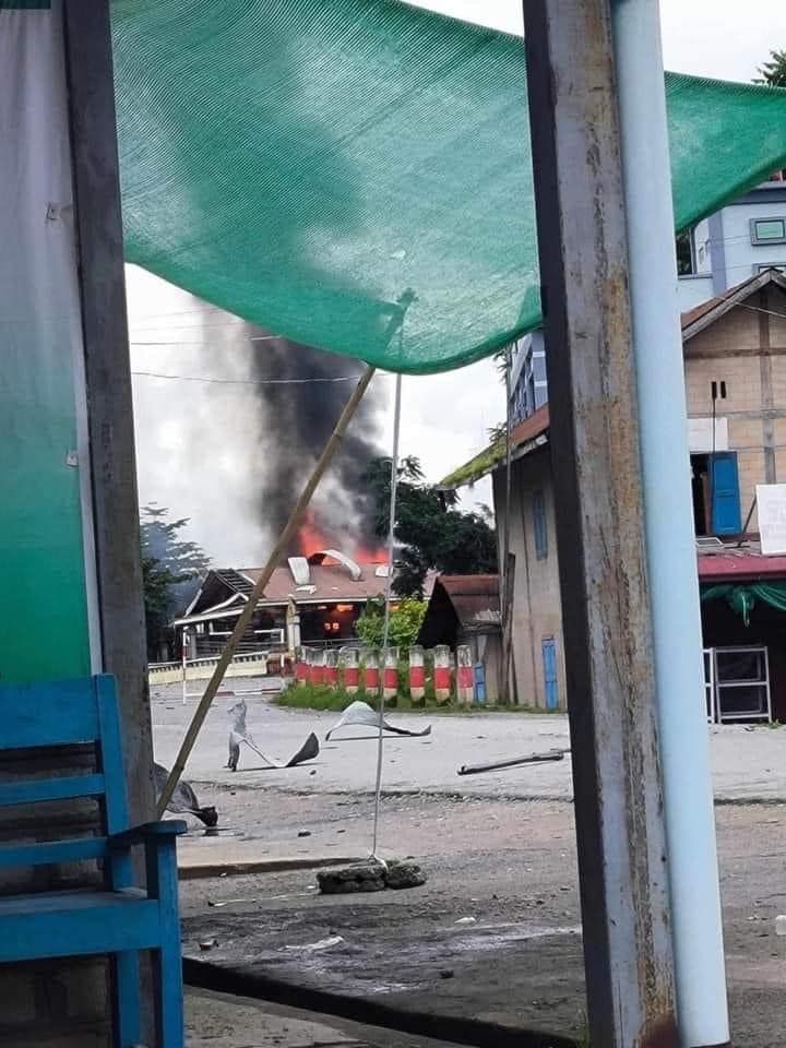 (လားရှိုးမြို့အတွင်း လက်နက်ကြီးကျရောက်မှုကြောင့် ထိခိုက်ပျက်စီးမှုများအား ပြီးခဲ့သည့်ရက်ပိုင်းက တွေ့ရစဉ်။ ဓာတ်ပုံ - CJ)