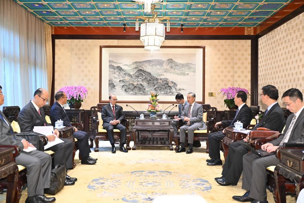 (သမ္မတဟောင်းဦးသိန်းစိန်၏ တရုတ်ခရီးစဥ်တွင် တရုတ်နိုင်ငံခြားရေးဝန်ကြီး ဝမ်ယိနှင့်တွေ့ဆုံစဥ်/ အာဏာသိမ်းဒုခေါင်းဆောင်ဒုတိယ ဗိုလ်ချုပ်မှူးကြီး စိုးဝင်းကိုတရုတ်ခရီးစဥ်တွင်တွေ့ရစဥ်။ဓါတ်ပုံ-ဆင်ဟွာ ၊အေအက်ဖ်ပီ)