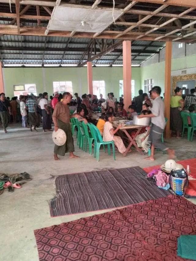(တိုက်ပွဲများကြောင့် ထွက်ပြေးတိမ်းရှောင်နေသော ပြည်သူများအား တွေ့ရစဥ်။ ဓာတ်ပုံ-ရောင်နီနွေဦး၊ ကင်းထောက်မြေပြင်သတင်းမှန်ပြန်ကြားရေး(စဥ့်ကူး))