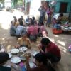 (တိုက်ပွဲများကြောင့် ထွက်ပြေးတိမ်းရှောင်နေသော ပြည်သူများအား တွေ့ရစဥ်။ ဓာတ်ပုံ-ရောင်နီနွေဦး၊ ကင်းထောက်မြေပြင်သတင်းမှန်ပြန်ကြားရေး(စဥ့်ကူး))