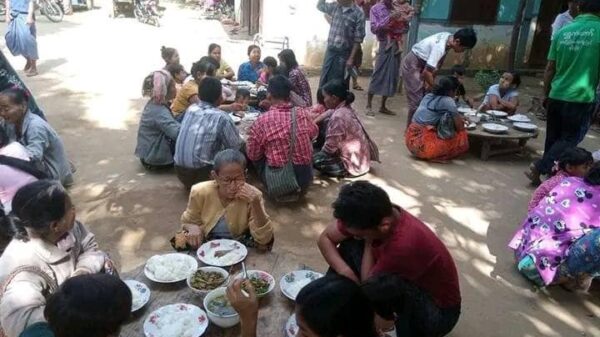 (တိုက်ပွဲများကြောင့် ထွက်ပြေးတိမ်းရှောင်နေသော ပြည်သူများအား တွေ့ရစဥ်။ ဓာတ်ပုံ-ရောင်နီနွေဦး၊ ကင်းထောက်မြေပြင်သတင်းမှန်ပြန်ကြားရေး(စဥ့်ကူး))