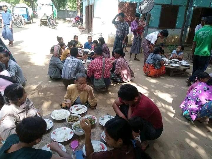 (တိုက်ပွဲများကြောင့် ထွက်ပြေးတိမ်းရှောင်နေသော ပြည်သူများအား တွေ့ရစဥ်။ ဓာတ်ပုံ-ရောင်နီနွေဦး၊ ကင်းထောက်မြေပြင်သတင်းမှန်ပြန်ကြားရေး(စဥ့်ကူး))