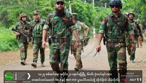 (နောင်ချိုမြို့စခန်းသိမ်းတိုက်ပွဲအတွင်း တွေ့ရသော TNLAနှင့် မန္တလေး PDF ပူးပေါင်းတပ်မှ ရဲဘော်များအား တွေ့ရစဥ်။ ဓာတ်ပုံ - TNLA)