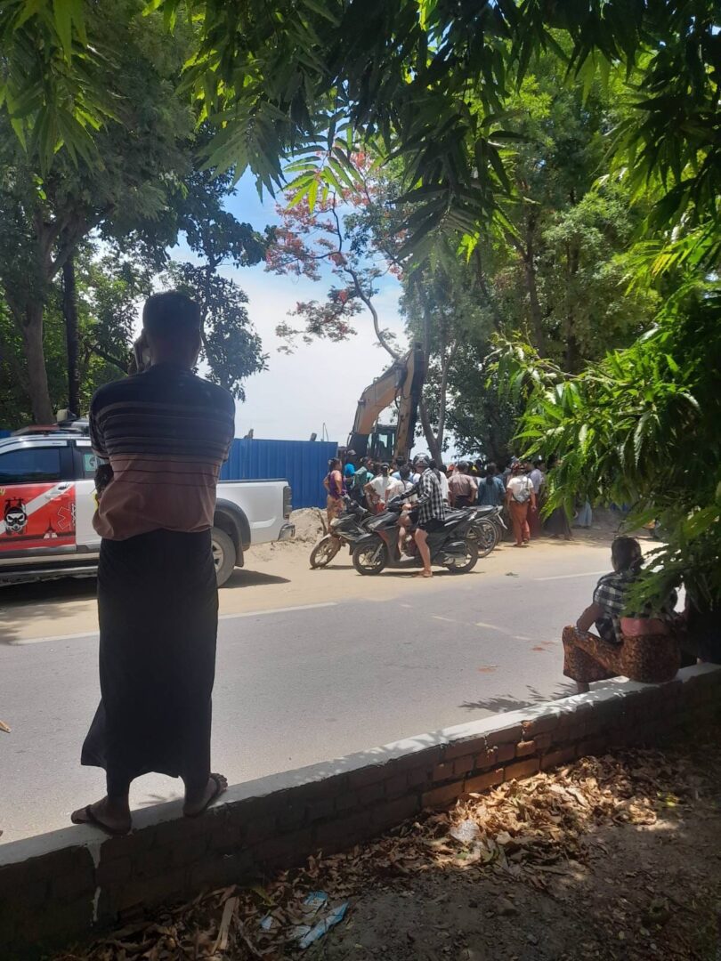 (လူနစ်မြုပ်ပျောက်ဆုံးနေသော စီမံကိန်းဝင်းအား လူအများလာရောက်ကြည့်နေကြစဥ်။ ဓာတ်ပုံ-CJ)
