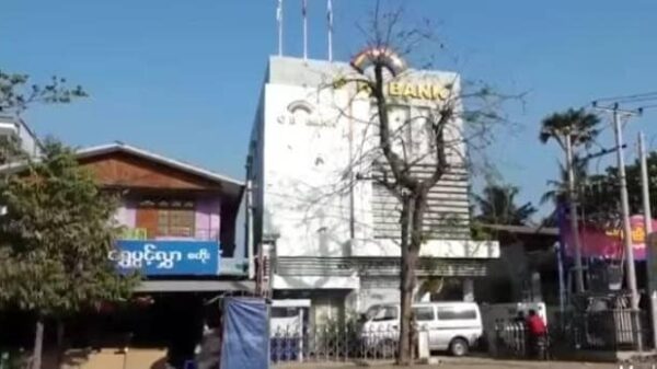 (စဥ့်ကူးမြို့ပေါ်ရှိ စစ်အုပ်စုဖောက်ထွင်းခဲ့သော CB ဘဏ်အား တွေ့ရစဥ်။ ဓာတ်ပုံ - CJ)