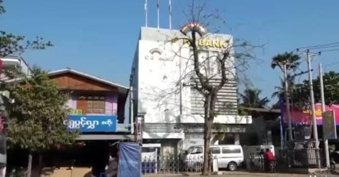 (စဥ့်ကူးမြို့ပေါ်ရှိ စစ်အုပ်စုဖောက်ထွင်းခဲ့သော CB ဘဏ်အား တွေ့ရစဥ်။ ဓာတ်ပုံ - CJ)