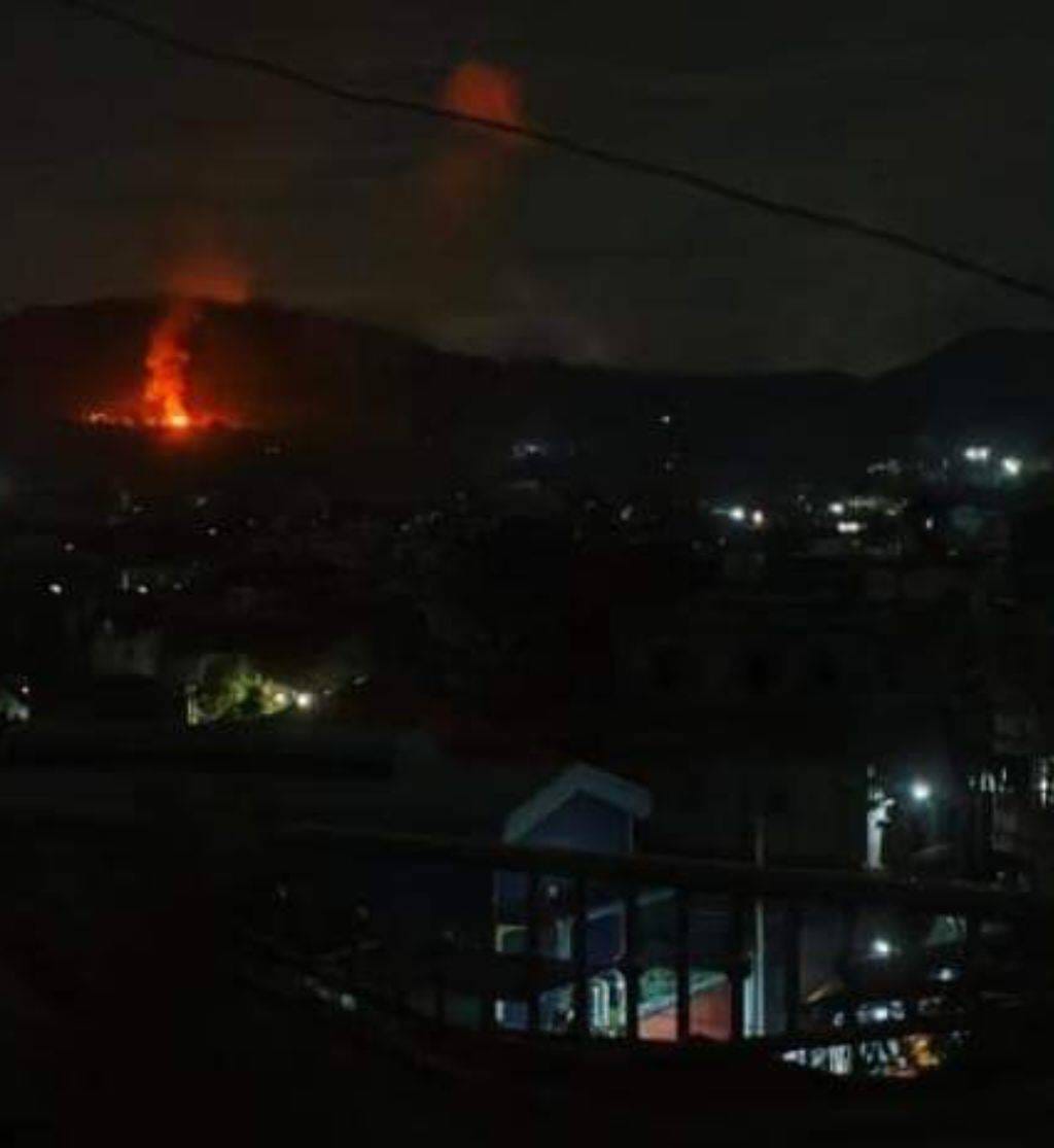 (လားရှိုး မြို့တွင် ဇူလိုင် ၁၄ရက် ၊ ရပ်ကွက်(၇)အတွင်း လက်နက်ကြီးကျရောက်ပေါက်ကွဲမှုမြင်ကွင်း။ဓါတ်ပုံ-CJ)