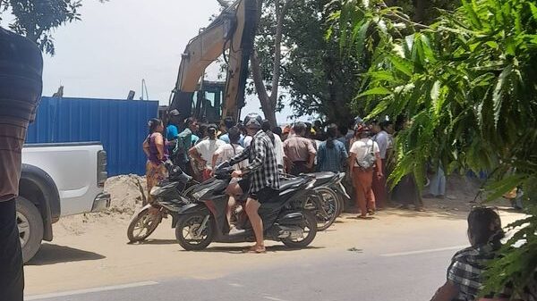 (လူနစ်မြုပ်ပျောက်ဆုံးနေသော စီမံကိန်းဝင်းအား လူအများလာရောက်ကြည့်နေကြစဥ်။ ဓာတ်ပုံ-CJ)