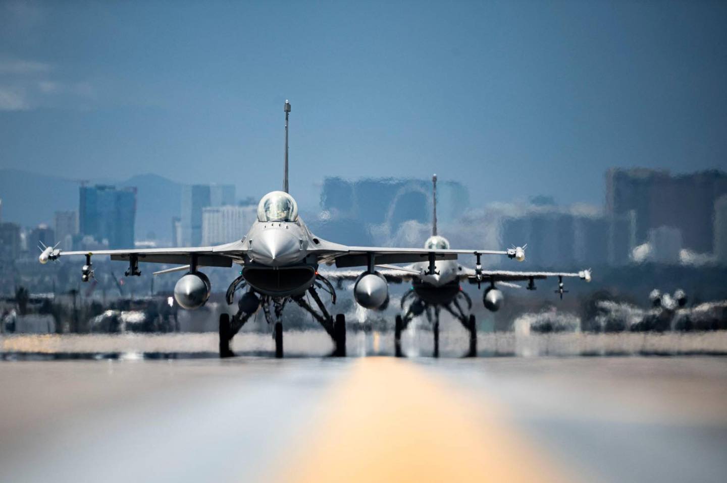 NATOဆီက F-16တိုက်လေယာဉ်တွေ လက်ခံရရှိမှုနဲ့ ပတ်သက်လို့ စိုးရိမ်သင့်တဲ့ ရှုထောင့်တွေကို ယူကရိန်း သမ္မတဆွေးနွေး