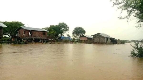 (ရေကြီးရေလျှံနေသော ကျေးရွာများအား တွေ့ရစဥ်။ ဓာတ်ပုံ-ရေစကြိုပအဖ)