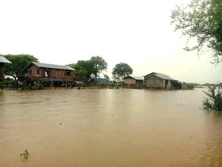 (ရေကြီးရေလျှံနေသော ကျေးရွာများအား တွေ့ရစဥ်။ ဓာတ်ပုံ-ရေစကြိုပအဖ)