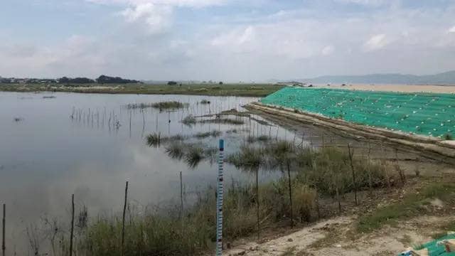 (လူနစ်မြုပ်ပျောက်ဆုံးနေသော စီမံကိန်းဝင်းအား လူအများလာရောက်ကြည့်နေကြစဥ်။ ဓာတ်ပုံ-CJ)