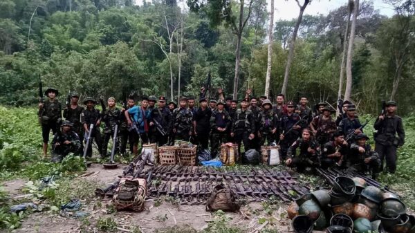 (KNLA တပ်မဟာ(၄)ပူးပေါင်းတပ်မှရဲဘော်များအား တွေ့ရစဉ်။ ဓာတ်ပုံ - KKL)