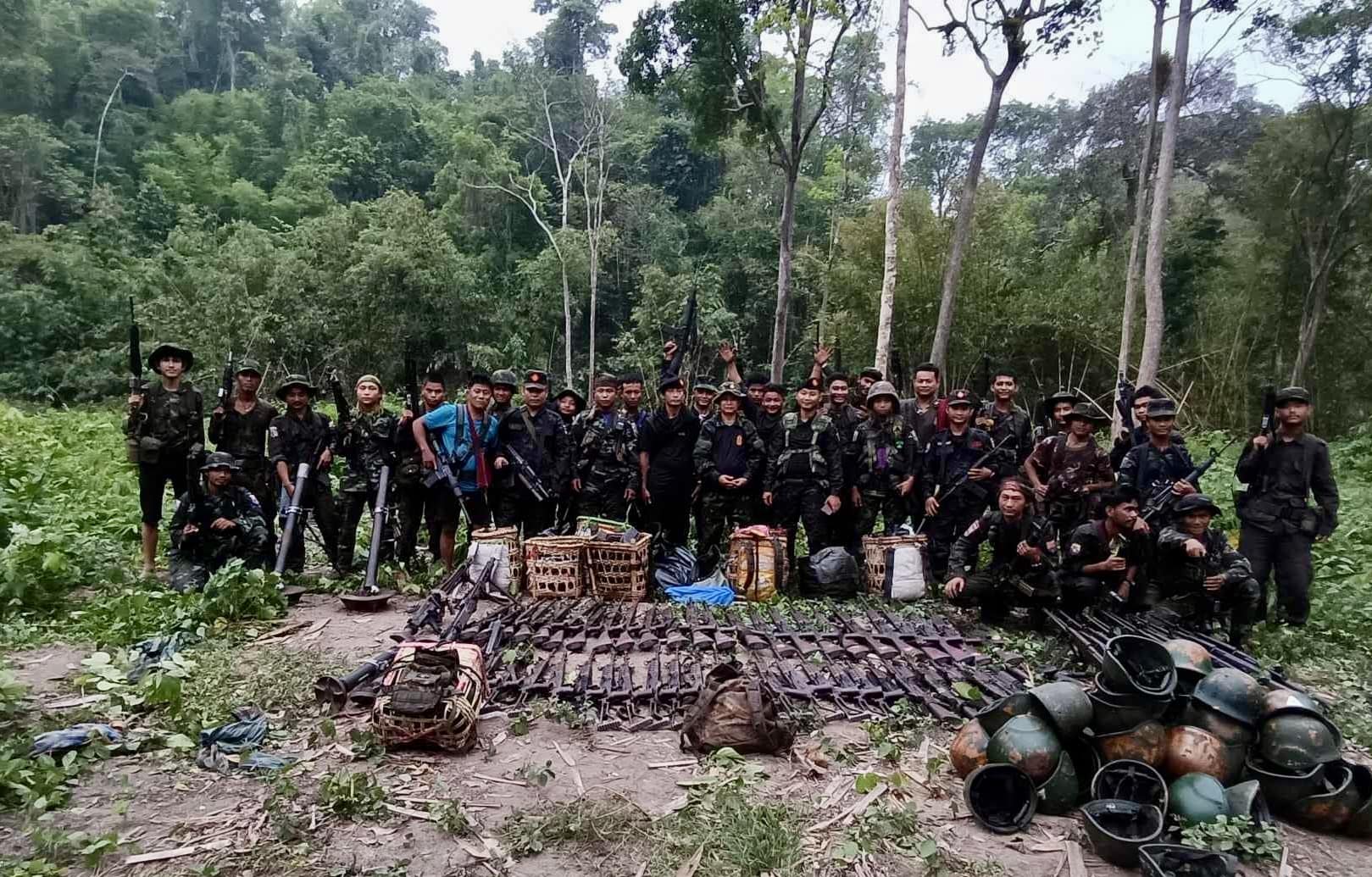 (KNLA တပ်မဟာ(၄)ပူးပေါင်းတပ်မှရဲဘော်များအား တွေ့ရစဉ်။ ဓာတ်ပုံ - KKL)