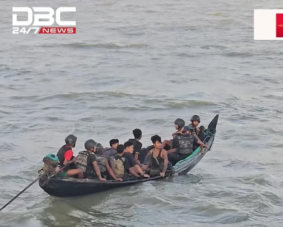 (ဘင်္ဂလားဒေ့ရှ် နယ်ခြားစောင့်တပ်ဖွဲ့စက်လှေ နဲ့ဘင်္ဂလားဒေ့ရှ်ဘက်ကို ဝင်ခွင့်မရပဲ စက်လှေနှစ်စီးနဲ့ နတ်မြစ်ထဲ လှေ ၂ စီးနဲ့မျောနေတဲ့ စစ်ကောင်စီတပ်ဖွဲ့ဝင်တွေ။ ဓါတ်ပုံ-DBC 24/7)