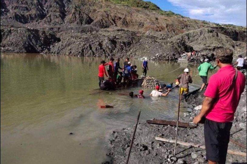 (၂၀၂၀ တွင် ဝှေ့ခါးမှော်၌ ကျောက်စိမ်းတုံးတစ်တုံးတွေ့ရှိ၍ သယ်ယူနေစဉ်။ ဓာတ်ပုံ - CJ)