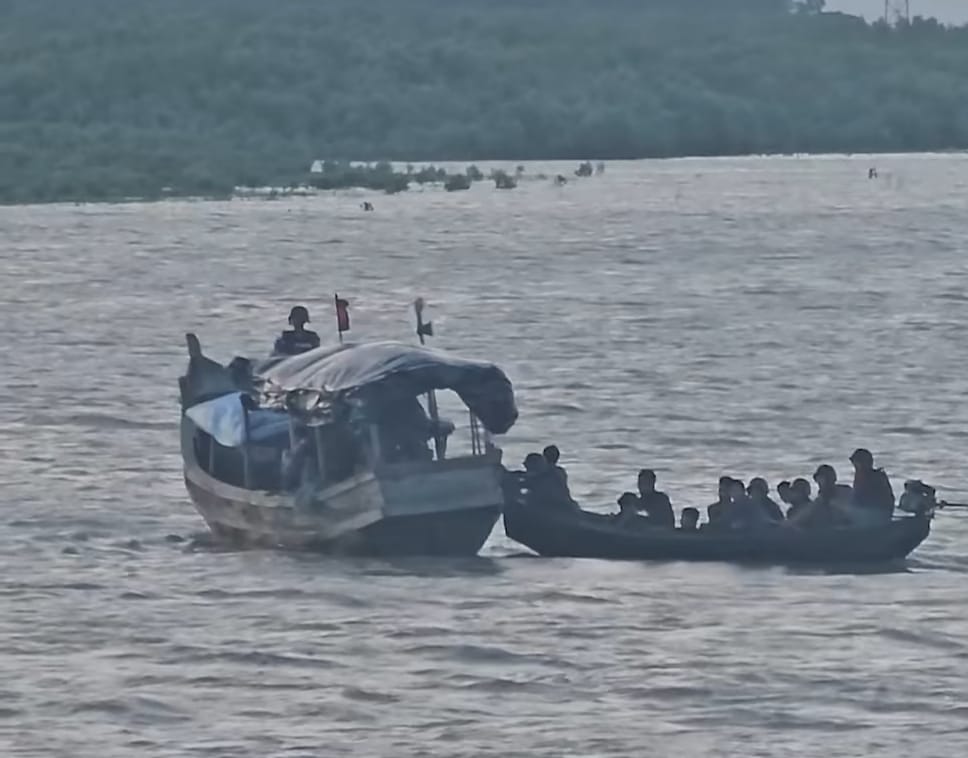 (ဘင်္ဂလားဒေ့ရှ် နယ်ခြားစောင့်တပ်ဖွဲ့စက်လှေ နဲ့ဘင်္ဂလားဒေ့ရှ်ဘက်ကို ဝင်ခွင့်မရပဲ စက်လှေနှစ်စီးနဲ့ နတ်မြစ်ထဲ လှေ ၂ စီးနဲ့မျောနေတဲ့ စစ်ကောင်စီတပ်ဖွဲ့ဝင်တွေ။ ဓါတ်ပုံ-DBC 24/7)