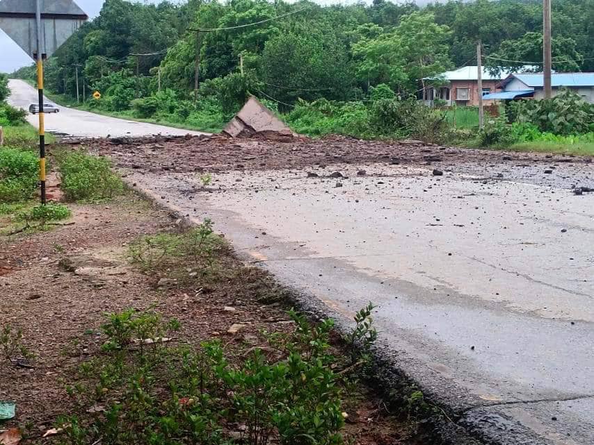 (မိုင်းခွဲဖျက်ဆီးခံရသော သထုံနှင့်-ဘီးလင်းမြို့ကြားရှိ တံတားတစ်စင်းအား တွေ့ရစဉ်။ ဓာတ်ပုံ - CJ)