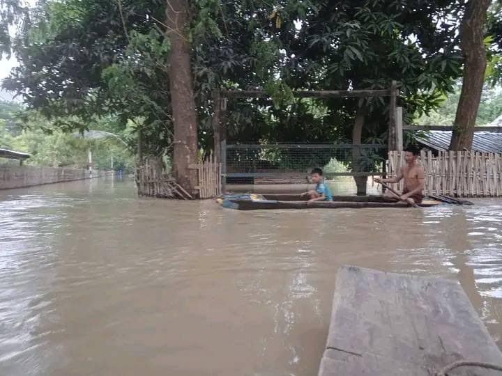(ရေကြီးရေလျှံနေသော ကျေးရွာများအား တွေ့ရစဥ်။ ဓာတ်ပုံ-ရေစကြိုပအဖ)