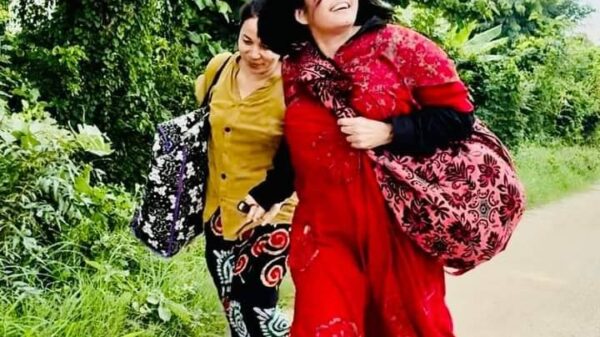 (အချုပ်ကနေလွတ်ပြီး စစ်ရှောင်ရင်း အမှတ်တရဓာတ်ပုံရိုက်ထားတဲ့ အဆိုတော်တသသ။ ဓာတ်ပုံ - တသသ Facebook)