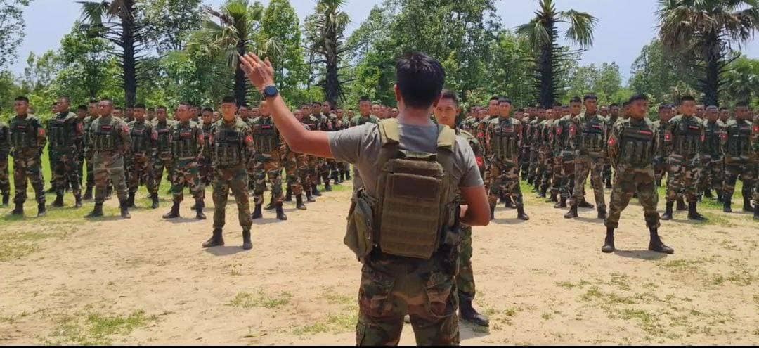 မြိုင်ပကဖ မှ တပ်ဖွဲ့ဝင်များ ။