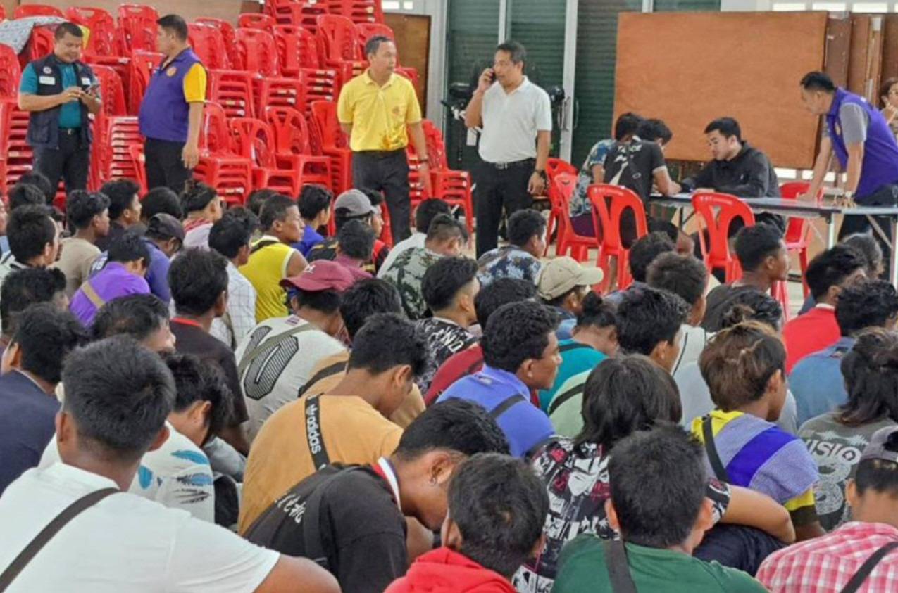 ထိုင်းဆောက်လုပ်ရေးလုပ်ငန်းခွင်တစ်ခုတွင် တရားဝင်အထောက်အထားမရှိဟုဆိုကာဖမ်းဆီးခံရသောမြန်မာလုပ်သား များ။ ဓါတ်ပုံ-ဘန်ကောက်ပိုစ်