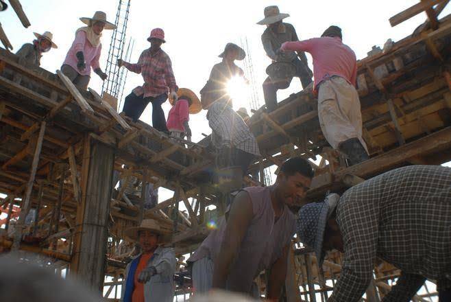 ထိုင်းဆောက်လုပ်ရေး လုပ်ငန်းခွင် တစ်ခုမှ မြန်မာလုပ်သားများ ။ဓါတ်ပုံ-HRW