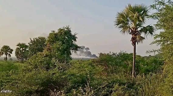 (ဘုတလင်မြို့နယ်ရှိ အင်းတဲရွာကို မီးရှို့ဖျက်ဆီးနေသည်ကို အဝေးကမြင်တွေ့ရစဥ်။ဓာတ်ပုံ-ရွာဇော်ကြီး)