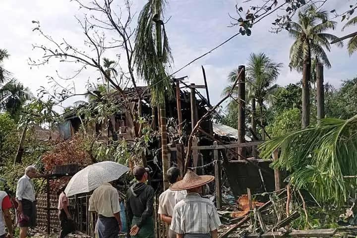 (တောင်ကုတ်မြို့နယ်၊ ကင်းထောင်ကျေးရွာကိုအောက်တိုဘာ ၄ရက်က လေကြောင်းတိုက်ခိုက်ခံရအပြီး တွေ့ရစဉ်။ ဓာတ်ပုံ - CJ)