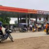 ( ဝ ​ဒေသတွင်လည်း စက်သုံးဆီရှားပါးလာပြီး အကန့်အသတ်ဖြင့်​ဆီ​ရောင်းချ​နေ​ရသည်။ ဓါတ်ပုံ-CJ)