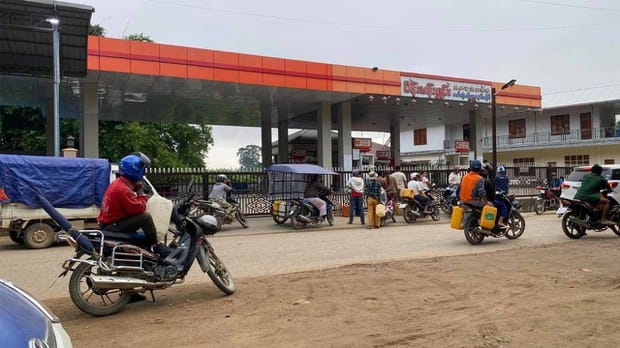 ( ဝ ​ဒေသတွင်လည်း စက်သုံးဆီရှားပါးလာပြီး အကန့်အသတ်ဖြင့်​ဆီ​ရောင်းချ​နေ​ရသည်။ ဓါတ်ပုံ-CJ)
