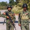(အာရက္ခတပ်(AA)ဖွဲ့ဝင်များ ၊နပခ ဆိုင်းဘုတ်နှင့် ရခိုင်စစ်​ရေးအ​ခြေအ​နေပြအင်ဖိုဂရပ်။ ဓါတ်ပုံ-AA ၊ CJ)