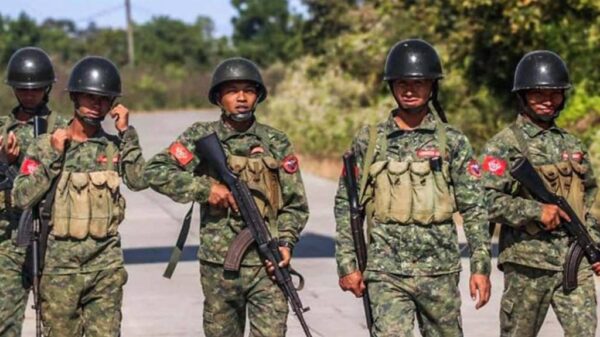 (အာရက္ခတပ်(AA)ဖွဲ့ဝင်များ ၊နပခ ဆိုင်းဘုတ်နှင့် ရခိုင်စစ်​ရေးအ​ခြေအ​နေပြအင်ဖိုဂရပ်။ ဓါတ်ပုံ-AA ၊ CJ)