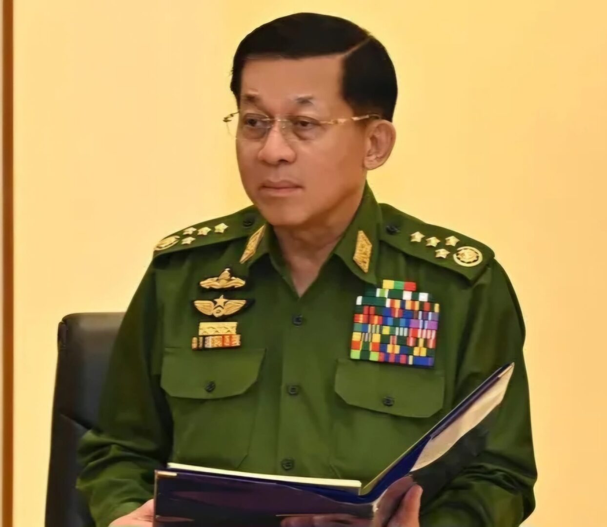 (မြန်မာနိုင်ငံဆိုင်ရာအထူးကိုယ်စားလှယ်ဂျူလီယန်ဘိရှော့နှင့်အာဏာသိမ်း​ခေါင်း​ဆောင်မင်း​အောင်လှိုင်။ဓါတ်ပုံ- စစ်​ကောင်စီ၊the australian)
