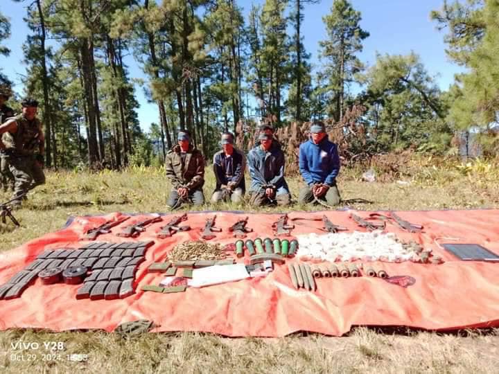 (ဟားခါးမြို့အနီးရှိ စစ်ကောင်စီ၏ ကမ်တောင်း (ဒေသအခေါ် ကမ်တလန်)စခန်းတိုက်ပွဲအတွင်း ဖမ်းမိသော သုံ့ပန်းများ။ ဓာတ်ပုံ - ပေးပို့)