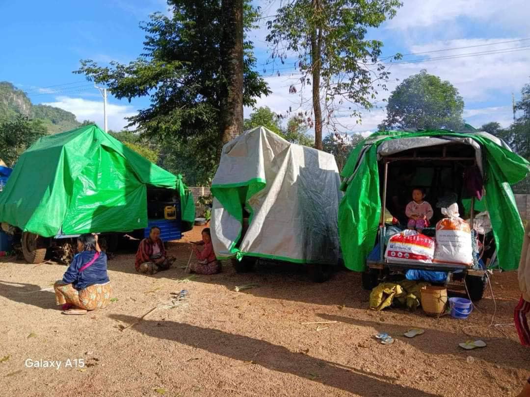 (ပင်လောင်း-ဖယ်ခုံတိုက်ပွဲအတွင်း စစ်ဘေးရှောင်ရသည့် ပြည်သူများကို တွေ့ရစဥ်။ ဓာတ်ပုံ - Ru Ta)