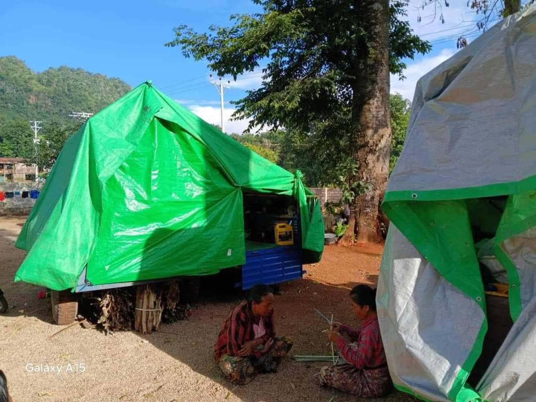 (ပင်လောင်း-ဖယ်ခုံတိုက်ပွဲအတွင်း စစ်ဘေးရှောင်ရသည့် ပြည်သူများကို တွေ့ရစဥ်။ ဓာတ်ပုံ - Ru Ta)