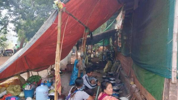 (ပင်လောင်း-ဖယ်ခုံတိုက်ပွဲအတွင်း စစ်ဘေးရှောင်ရသည့် ပြည်သူများကို တွေ့ရစဥ်။ ဓာတ်ပုံ - Ru Ta)