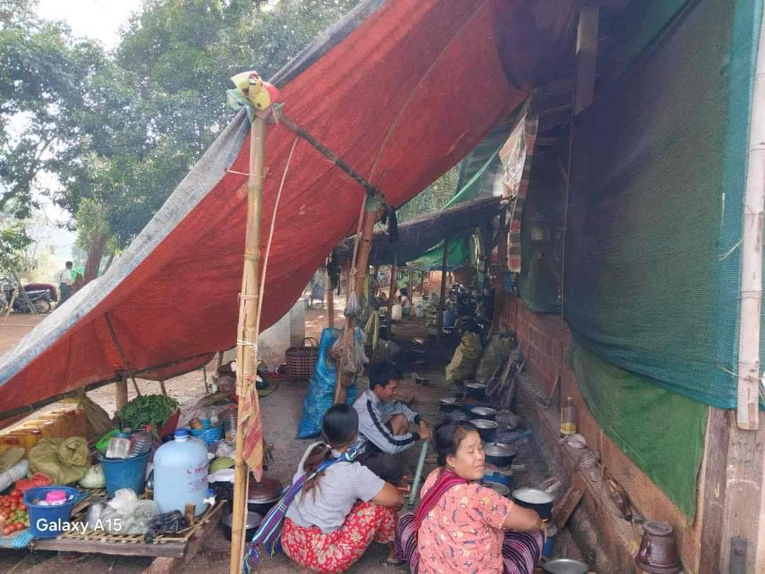 (ပင်လောင်း-ဖယ်ခုံတိုက်ပွဲအတွင်း စစ်ဘေးရှောင်ရသည့် ပြည်သူများကို တွေ့ရစဥ်။ ဓာတ်ပုံ - Ru Ta)