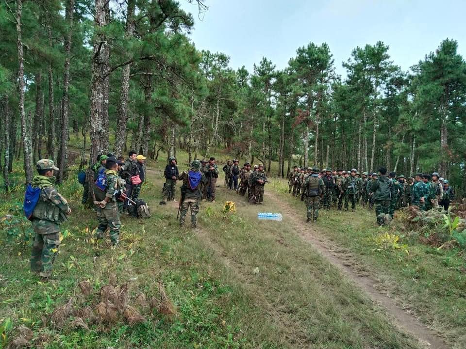 (ဟားခါးမြို့အနီးစခန်းသိမ်းတိုက်ပွဲအတွင်း ဖမ်းမိသော ဗိုလ်မှူးအပါအဝင် စစ်ကောင်စီတပ်သားများနှင့် သိမ်းရသော လက်နက်ခဲယမ်းများ။ ဓာတ်ပုံ - CDF ဟားခါး)