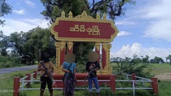 (ဆီမီးခုံမြို့အဝင်၌ PDF ရဲဘော်အချို့အား တွေ့ရစဥ်။ဓာတ်ပုံ - SJP)
