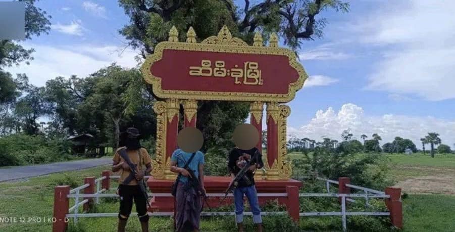 (ဆီမီးခုံမြို့အဝင်၌ PDF ရဲဘော်အချို့အား တွေ့ရစဥ်။ဓာတ်ပုံ - SJP)