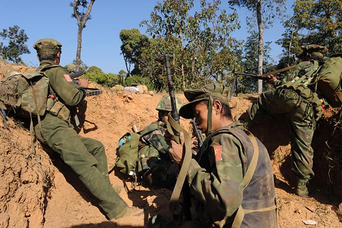 (ပန်ဝါမြို့အနီးရှိ အမှတ်(၁၀၀၂)နယ်ခြားစောင့်တပ်ရင်းဌာနချုပ်ကို KIA က သိမ်းပိုက်ပြီးနောက် အောက်တိုဘာ၁၄ ရက်က ဆိုင်းဘုတ်ကို ဖြုတ်ချနေစဉ်။ KIA ရဲဘော်များအား ရှေ့တန်းတနေရာ၌ တွေ့ရစဉ်။ ဓာတ်ပုံ - CJ)