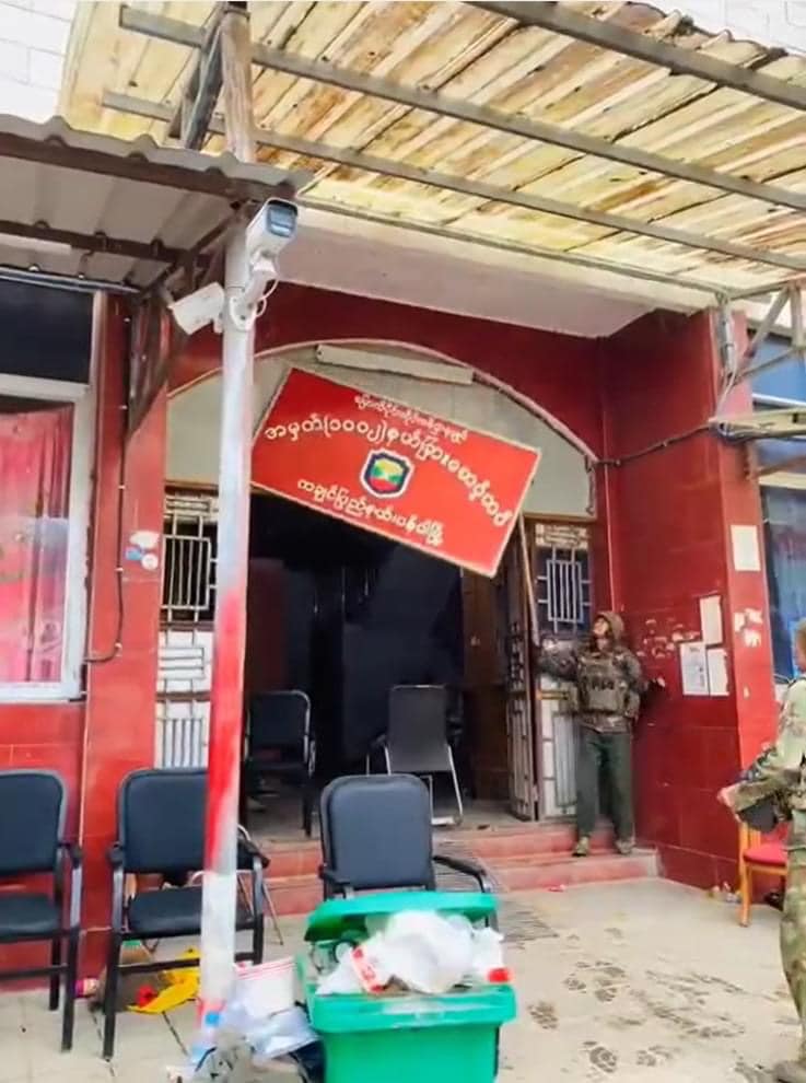 (ပန်ဝါမြို့အနီးရှိ အမှတ်(၁၀၀၂)နယ်ခြားစောင့်တပ်ရင်းဌာနချုပ်ကို KIA က သိမ်းပိုက်ပြီးနောက် အောက်တိုဘာ၁၄ ရက်က ဆိုင်းဘုတ်ကို ဖြုတ်ချနေစဉ်။ KIA ရဲဘော်များအား ရှေ့တန်းတနေရာ၌ တွေ့ရစဉ်။ ဓာတ်ပုံ - CJ)